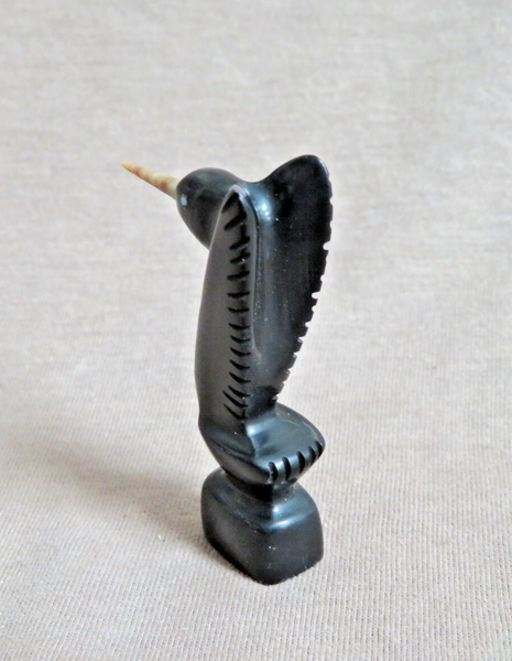 カウボーイ 陶器像 Zuni Black Jet Hummingbird Fetish Carving by Brandon Philips