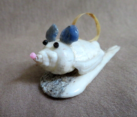 Adorable Native Zuni Shell Mouse Fetish Carving by Ruben Najera C4430